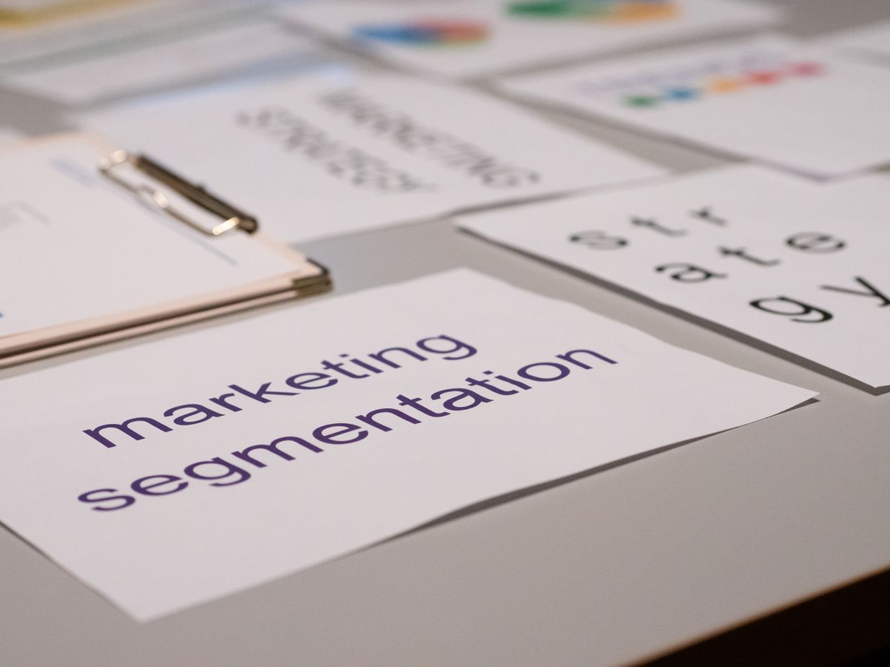Detailný záber rôznych marketingových dokumentov na stole, ideálny na diskusie o biznise a stratégii.