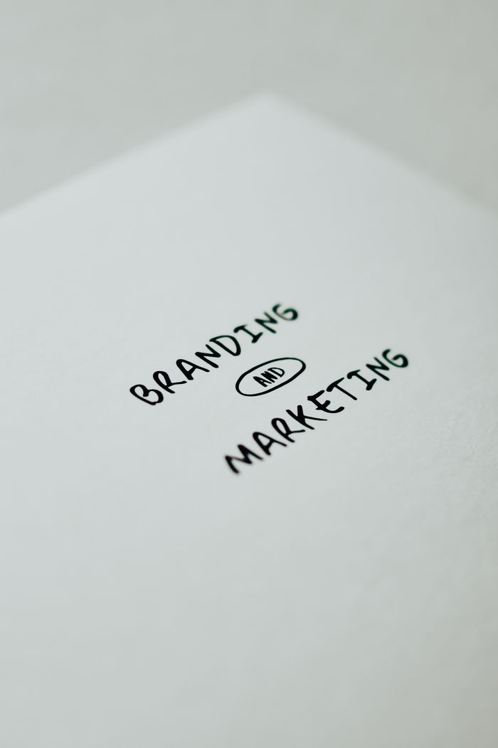 Minimalistický dizajn, ktorý prezentuje branding a marketingový text pre vizuály obchodnej stratégie.